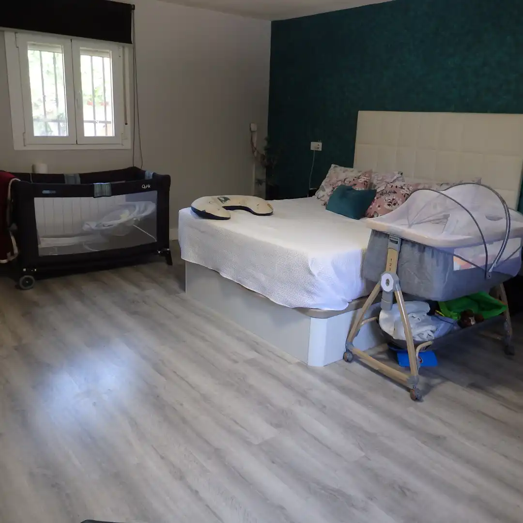 Dormitori de Casa o xalet en venda en Cedillo del Condado amb Aire condicionat, Calefacció i Jardí privat