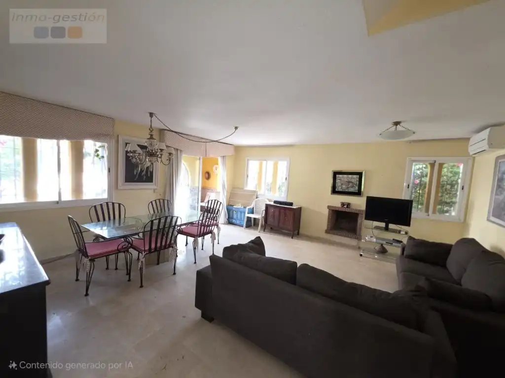 Sala d'estar de Casa adosada en venda en Casares