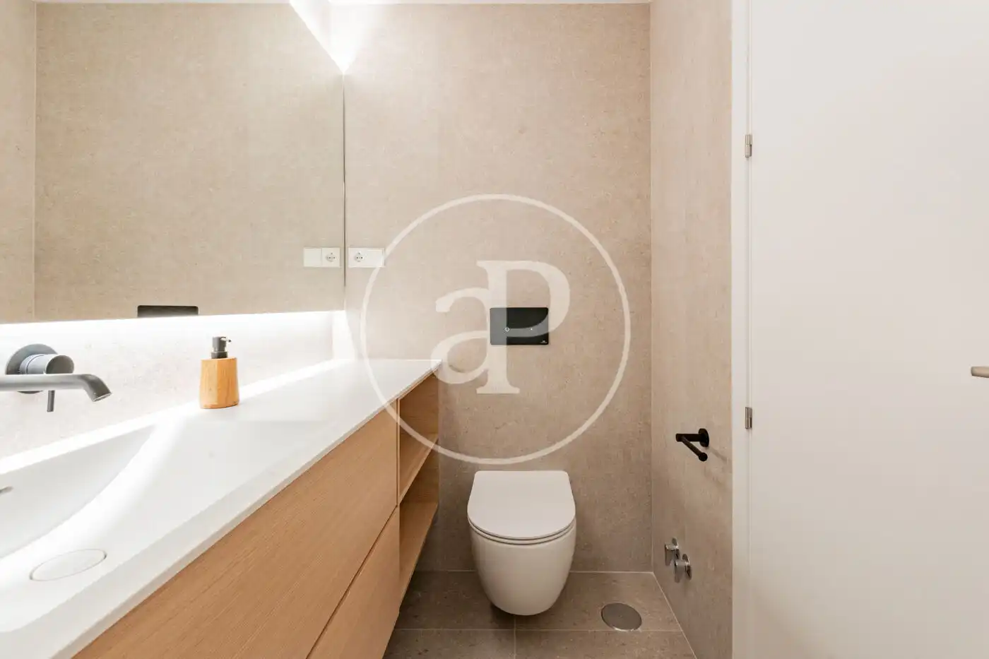 Badezimmer von Wohnung zum Verkauf in Madrid mit Klimaanlage, Heizung und Abstellraum