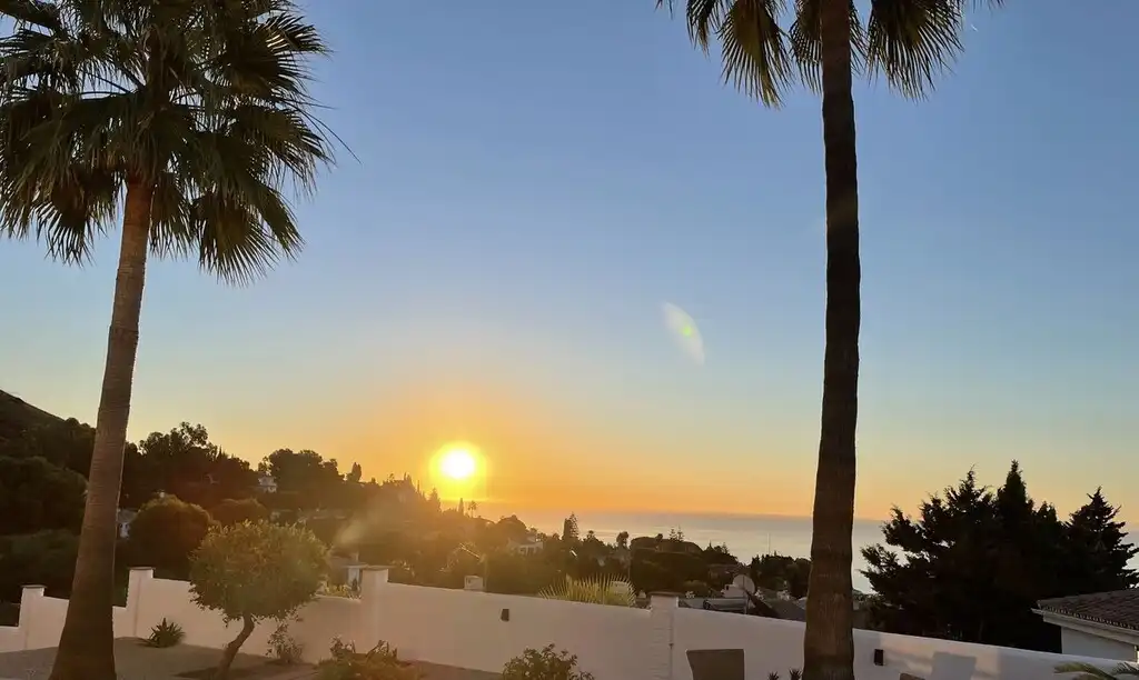 Vista exterior de Casa o xalet en venda en Benalmádena amb Aire condicionat, Jardí privat i Terrassa