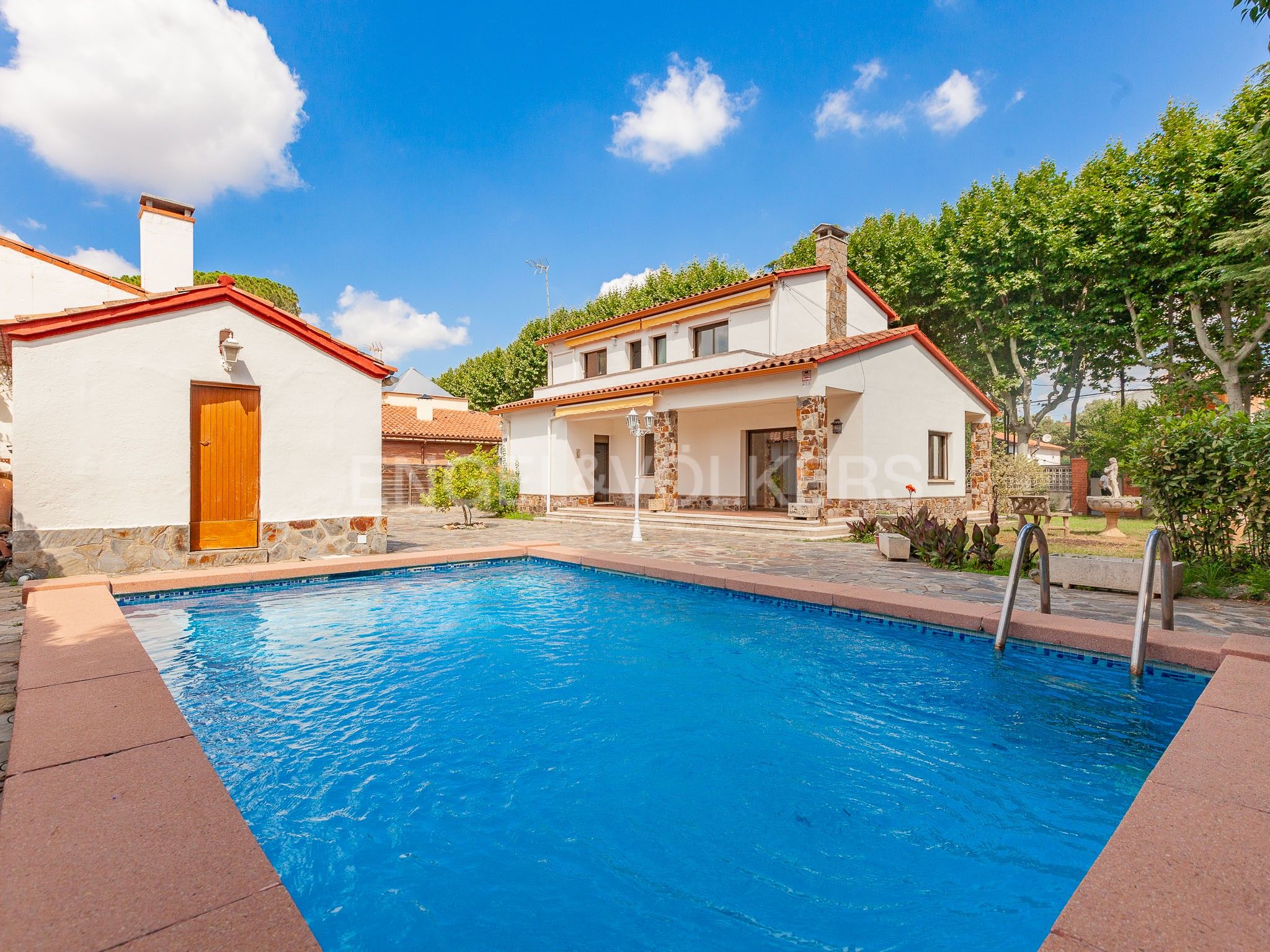 Vista exterior de Casa o xalet en venda en Sant Cugat del Vallès amb Aire condicionat, Calefacció i Jardí privat