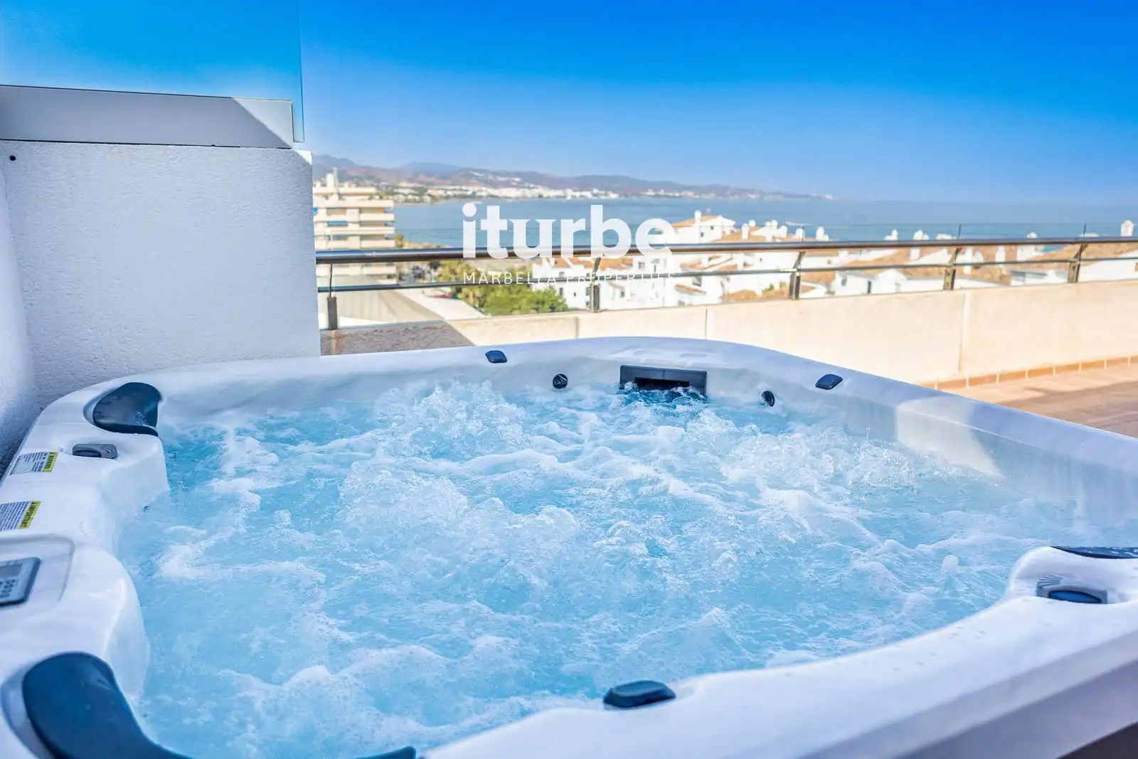 Vista exterior de Ático en venta en Marbella con Aire acondicionado, Terraza y Piscina