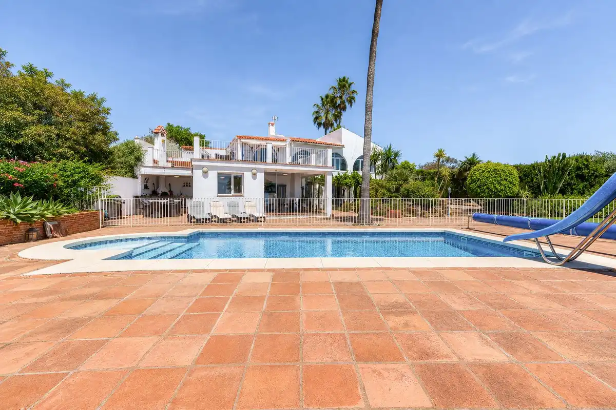 Vista exterior de Casa o chalet en venta en Sotogrande con Aire acondicionado, Jardín privado y Terraza