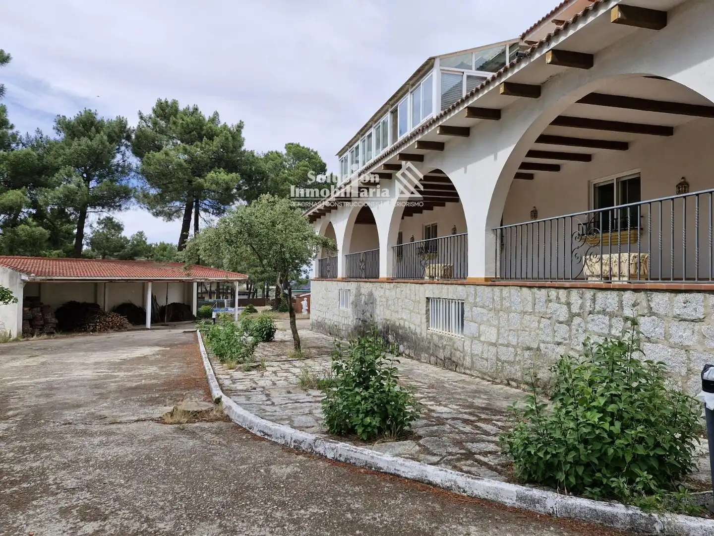 Außenansicht von Einfamilien-Reihenhaus zum Verkauf in Alba de Tormes mit Heizung, Abstellraum und Schwimmbad