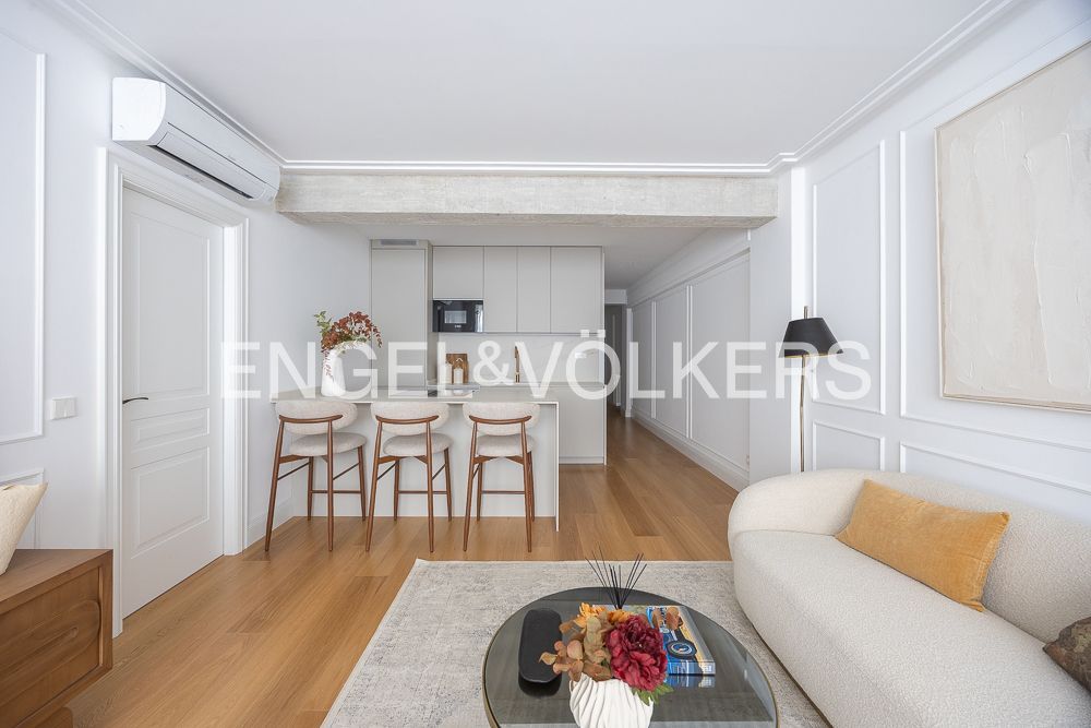 Living room of Flat for sale in  Madrid Capital  with Air Conditioner, Heating and Furnished