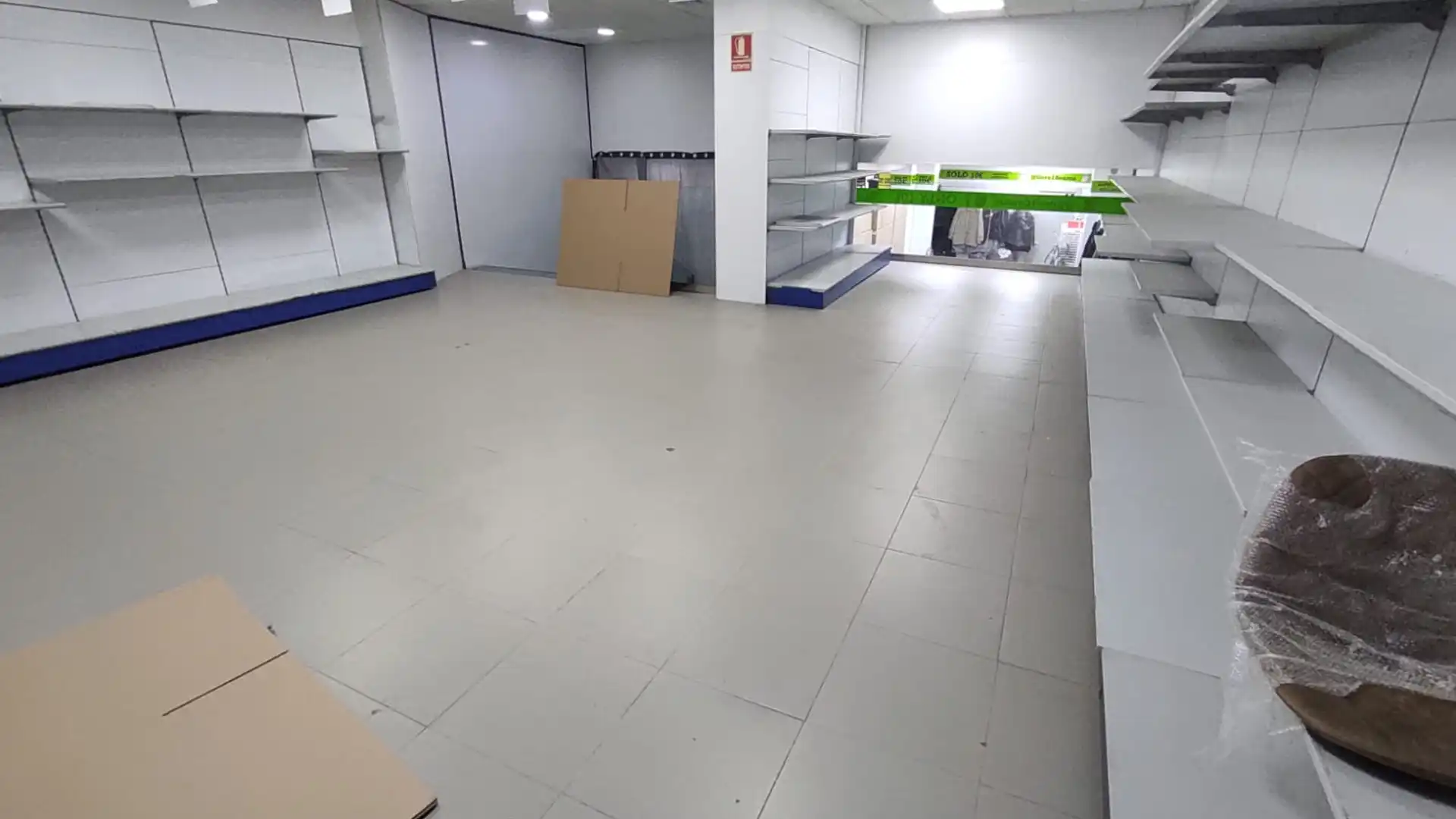 Local en venta en L'Hospitalet de Llobregat con Terraza