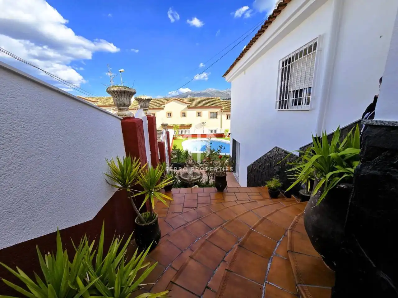 Vista exterior de Casa o xalet en venda en Loja amb Jardí privat, Terrassa i Piscina