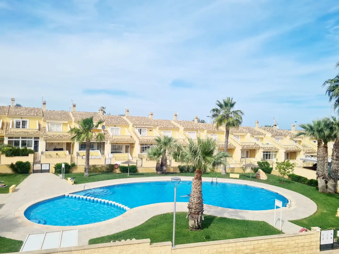 Außenansicht von Einfamilien-Reihenhaus zur Miete in Torrevieja mit Klimaanlage, Heizung und Privatgarten