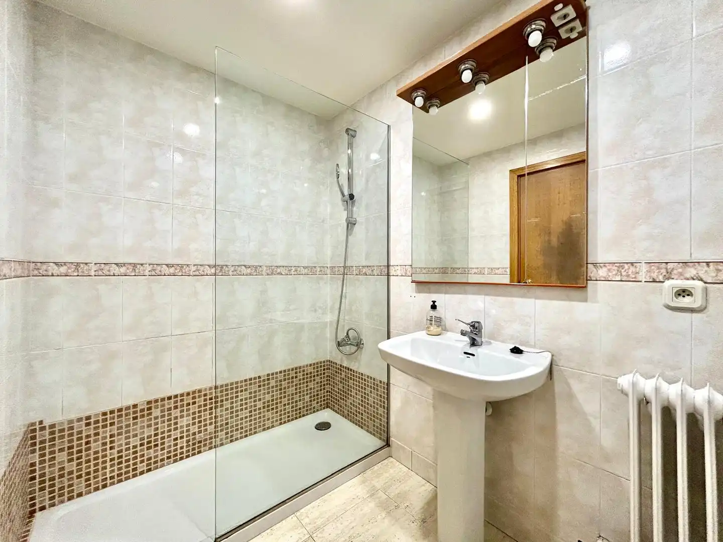 Badezimmer von Erdgeschoss zur Miete in Girona mit Heizung und Ofen