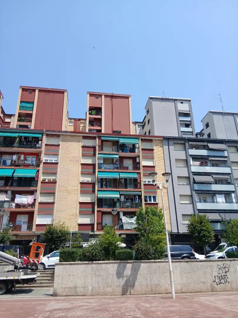 Vista exterior de Pis en venda en Ermua amb Calefacció, Parquet i Forn