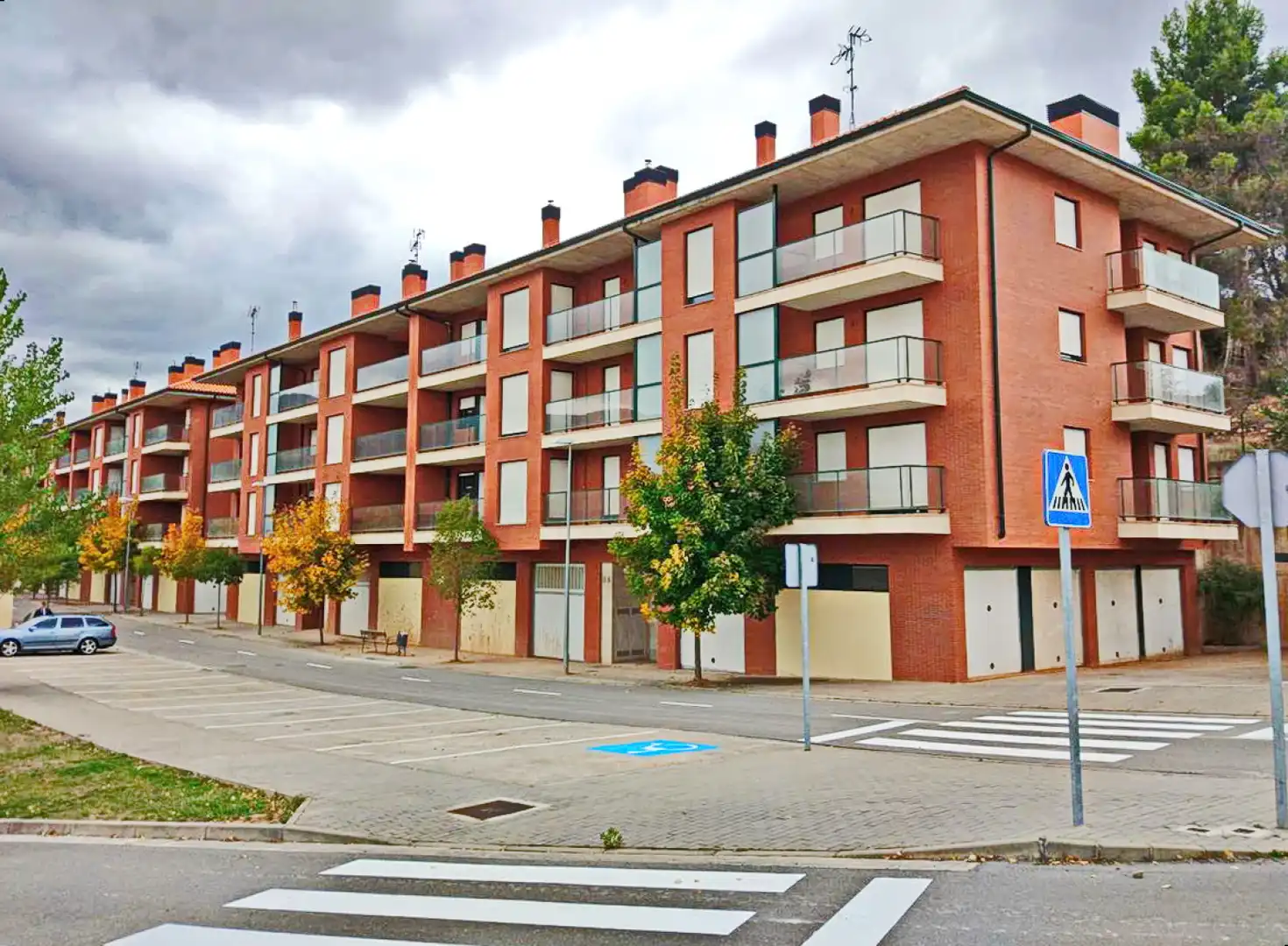 Außenansicht von Wohnung zum Verkauf in Nalda mit Heizung, Privatgarten und Parkett