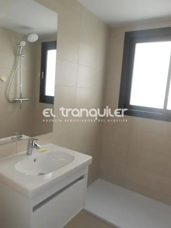 Bany de Pis de lloguer en Madrid amb Aire condicionat, Terrassa i Piscina