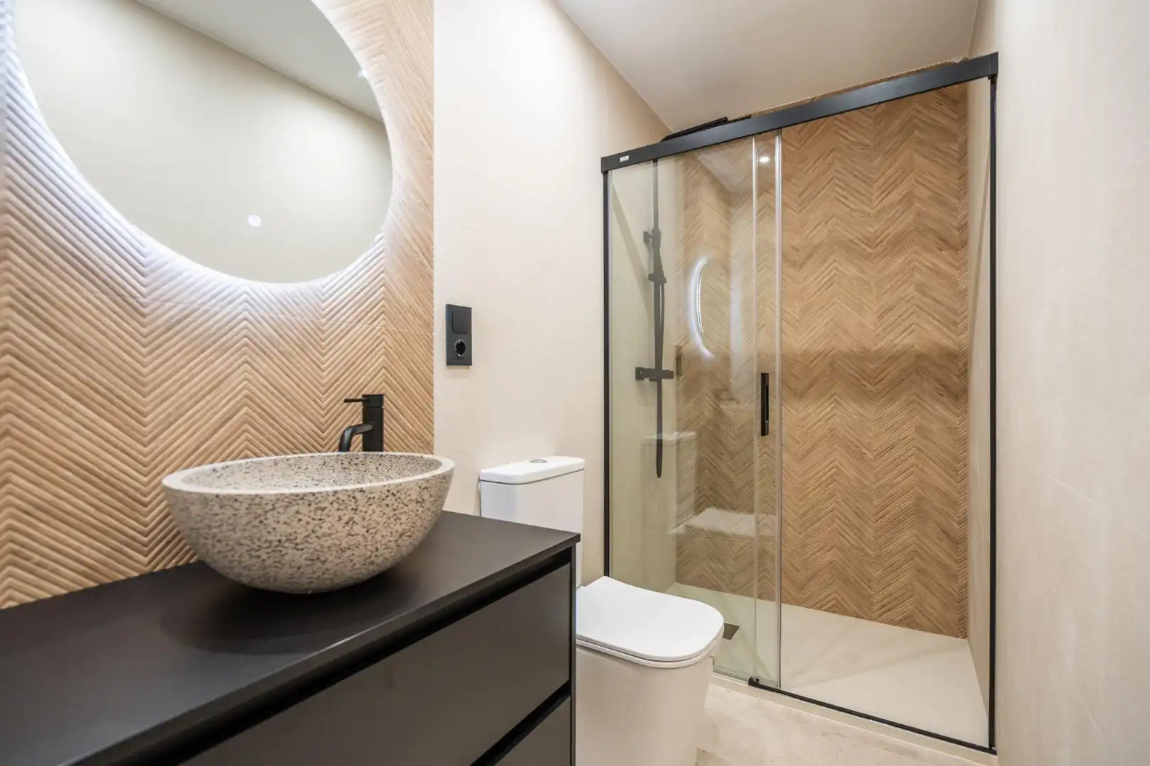 Baño de Piso en venta en Granada con Aire acondicionado, Calefacción y Amueblado