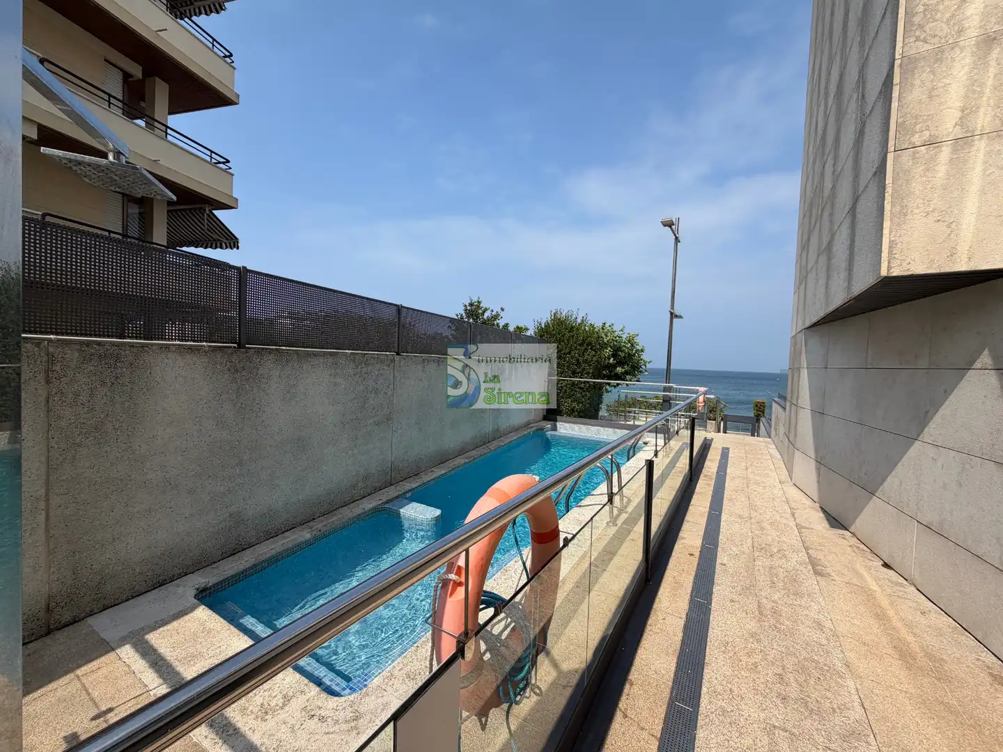 Piscina de Piso en venta en Castro-Urdiales con Calefacción, Terraza y Piscina