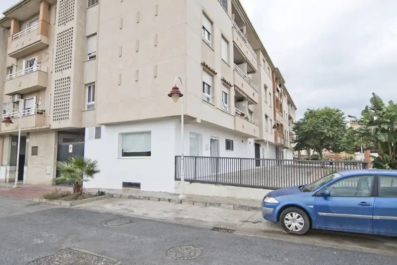 Vista exterior de Local en venda en Motril amb Aire condicionat
