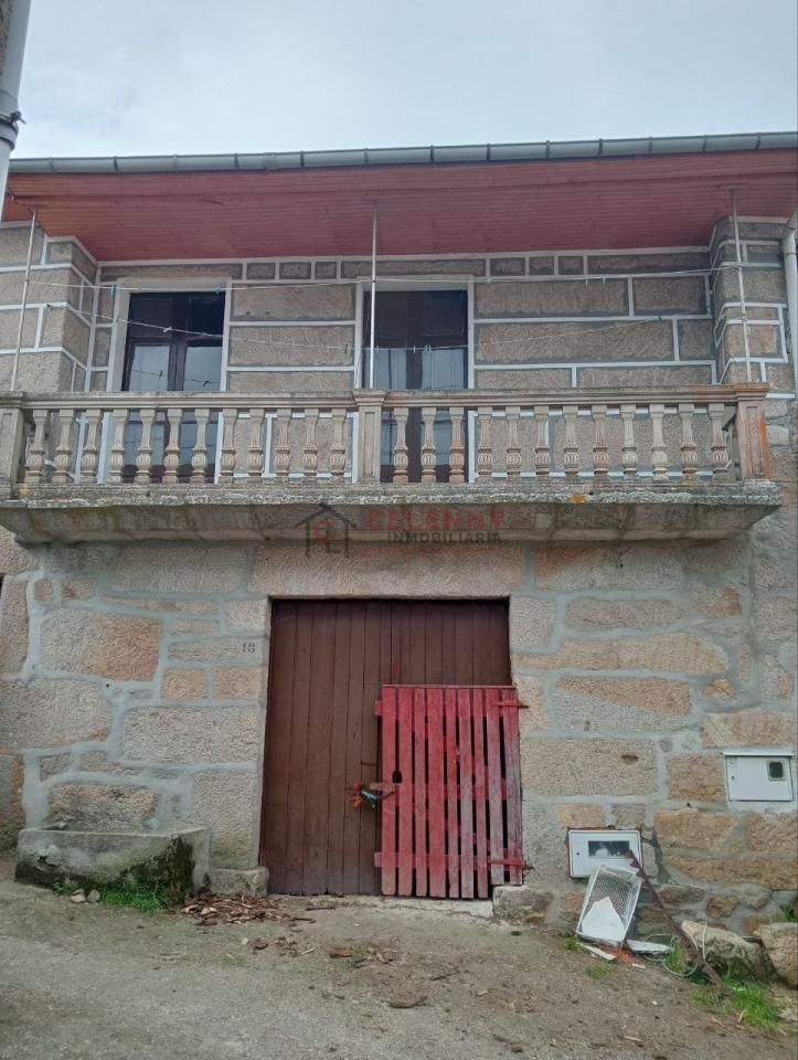 Vista exterior de Casa adosada en venda en Allariz amb Calefacció, Terrassa i Traster