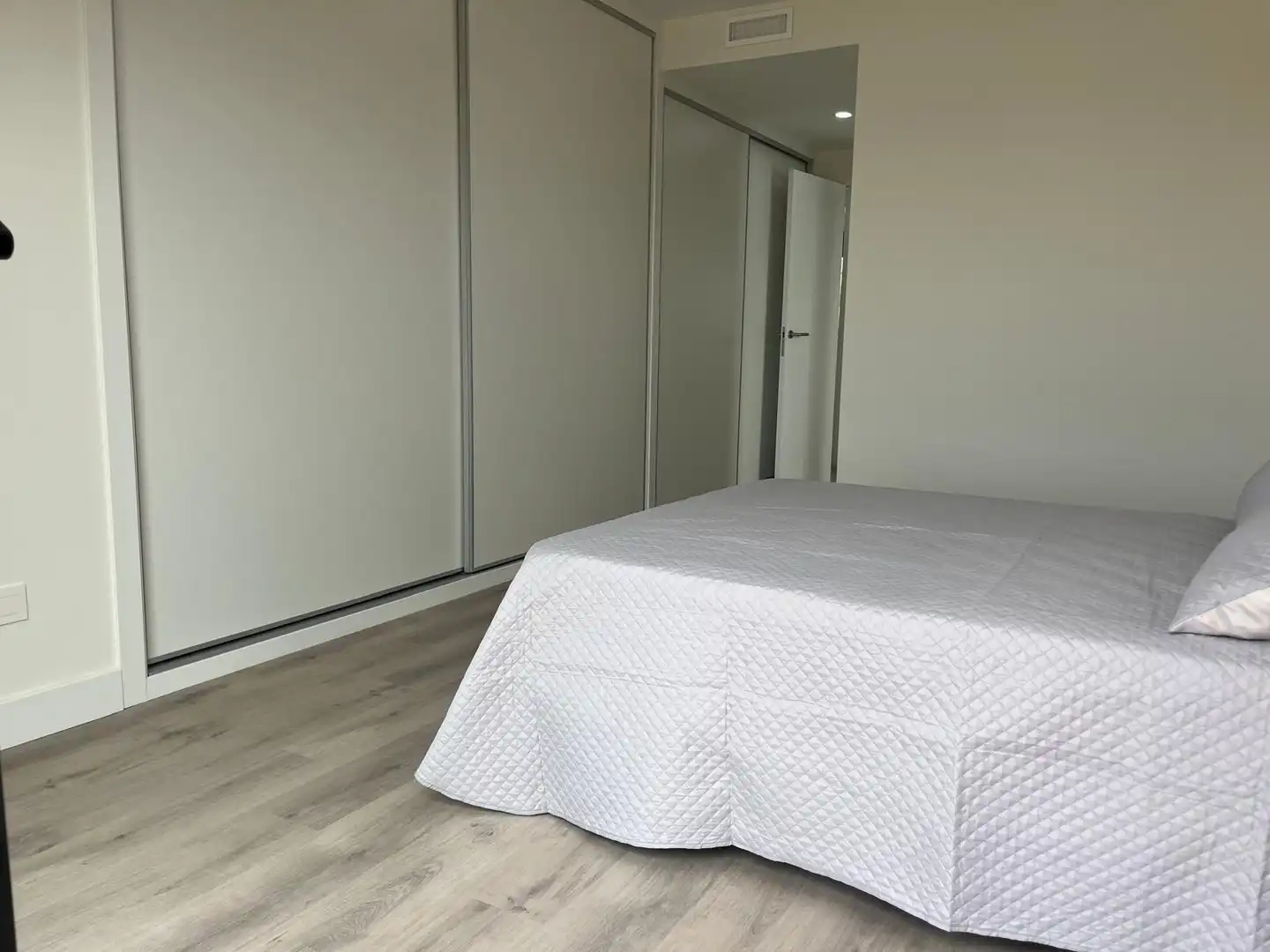 Dormitori de Àtic de lloguer en Almería amb Aire condicionat, Calefacció i Jardí privat