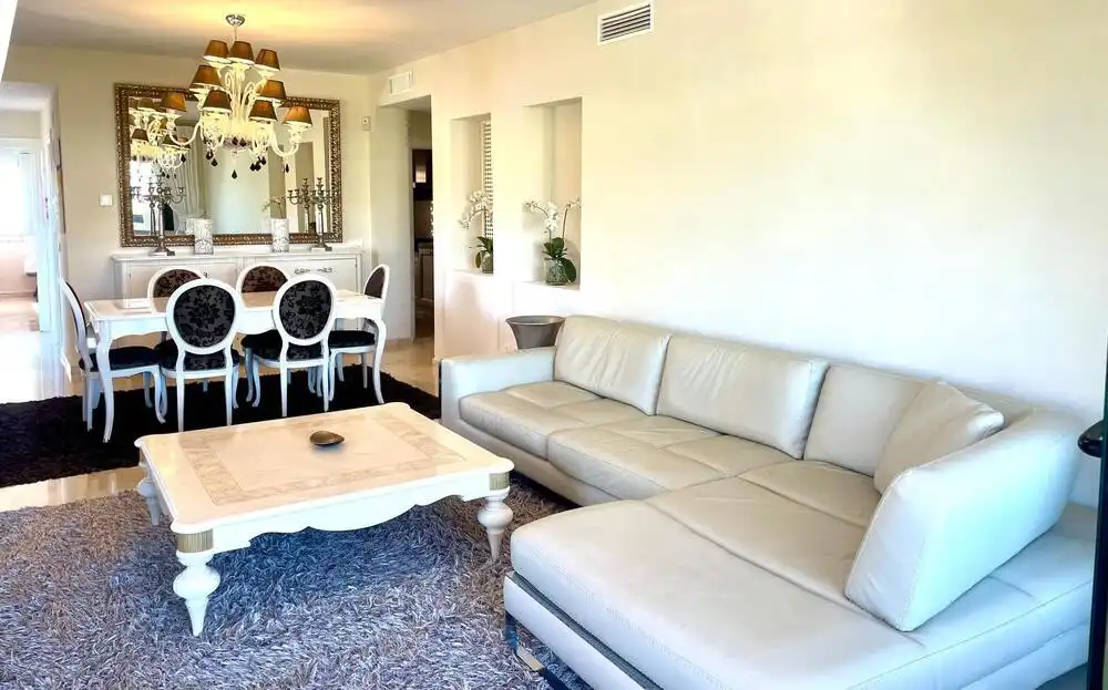 Sala d'estar de Àtic de lloguer en Estepona amb Aire condicionat, Terrassa i Piscina