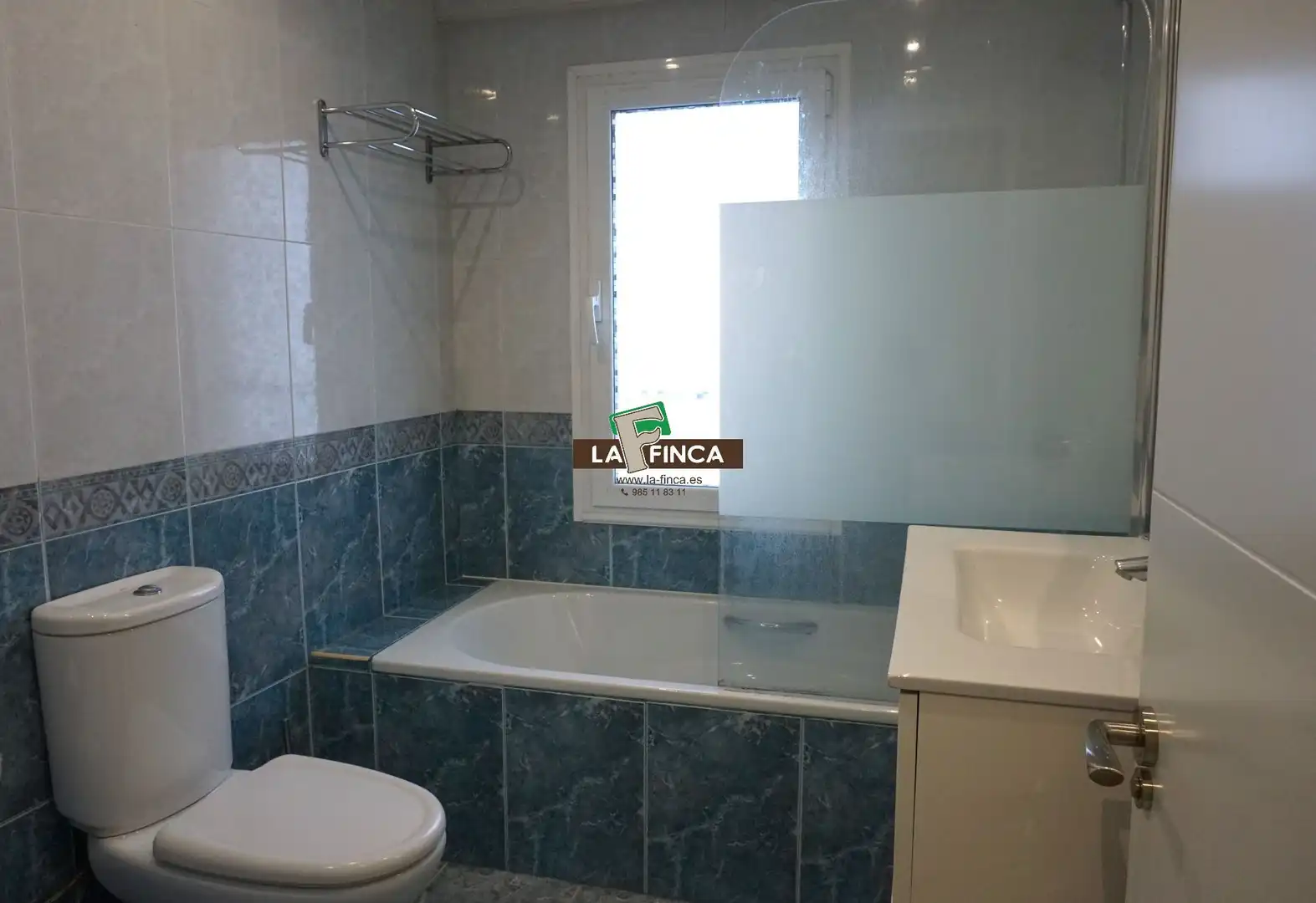 Bathroom of Flat for rent in Gijón   with Parquet flooring and Furnished