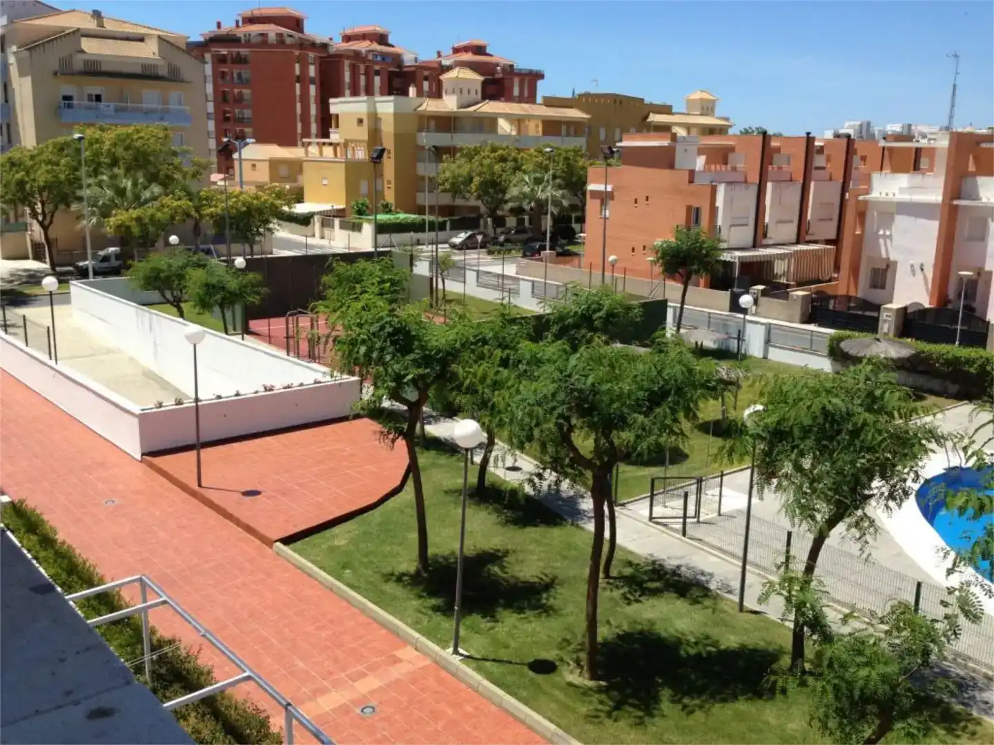 Außenansicht von Wohnung zur Miete in La Antilla mit Privatgarten, Schwimmbad und Möbliert