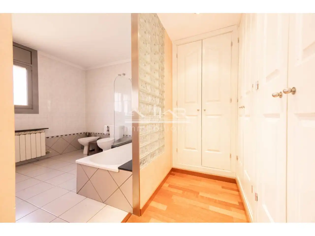 Bathroom of Flat for sale in Vic  with Heating, Parquet flooring and Storage room