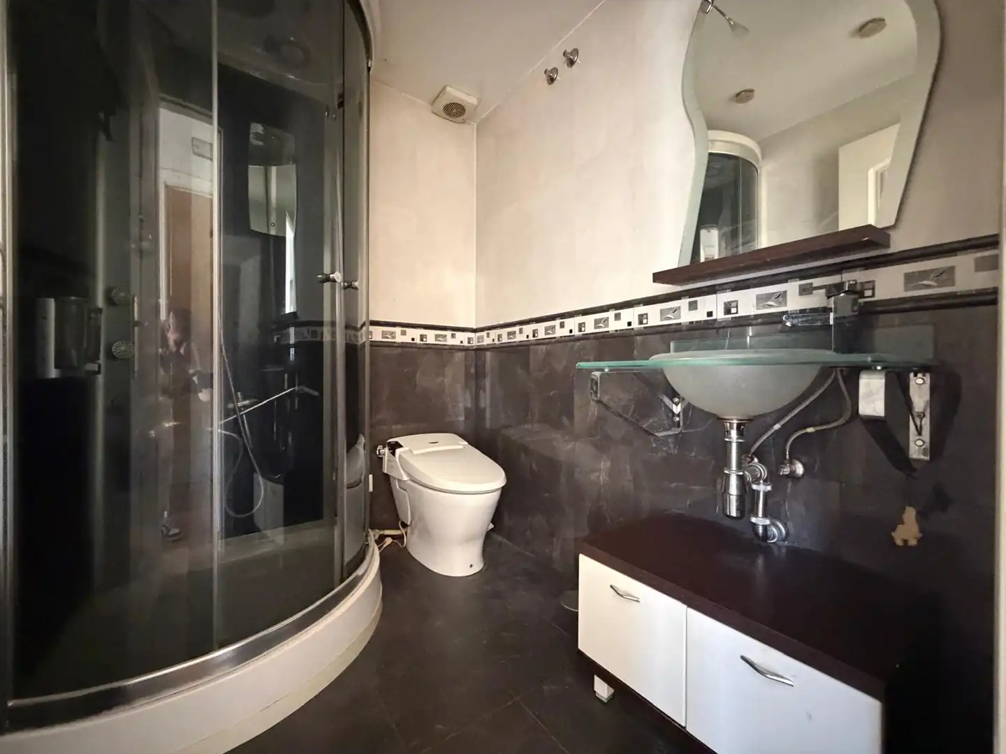 Bany de Casa o xalet en venda en Parla amb Calefacció, Terrassa i Jacuzzi
