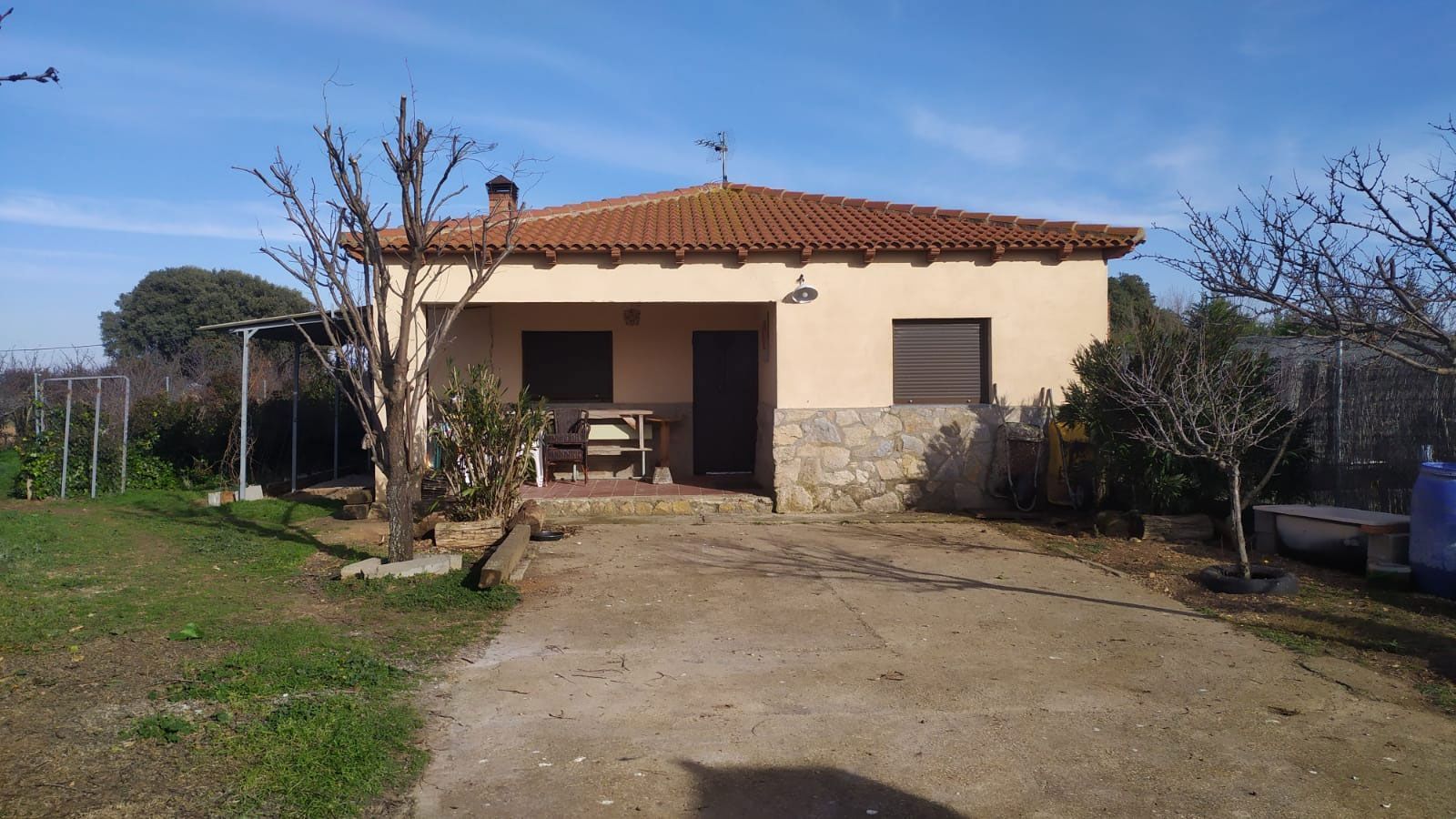 Vista exterior de Casa o xalet en venda en Calvarrasa de Arriba amb Jardí privat i Moblat