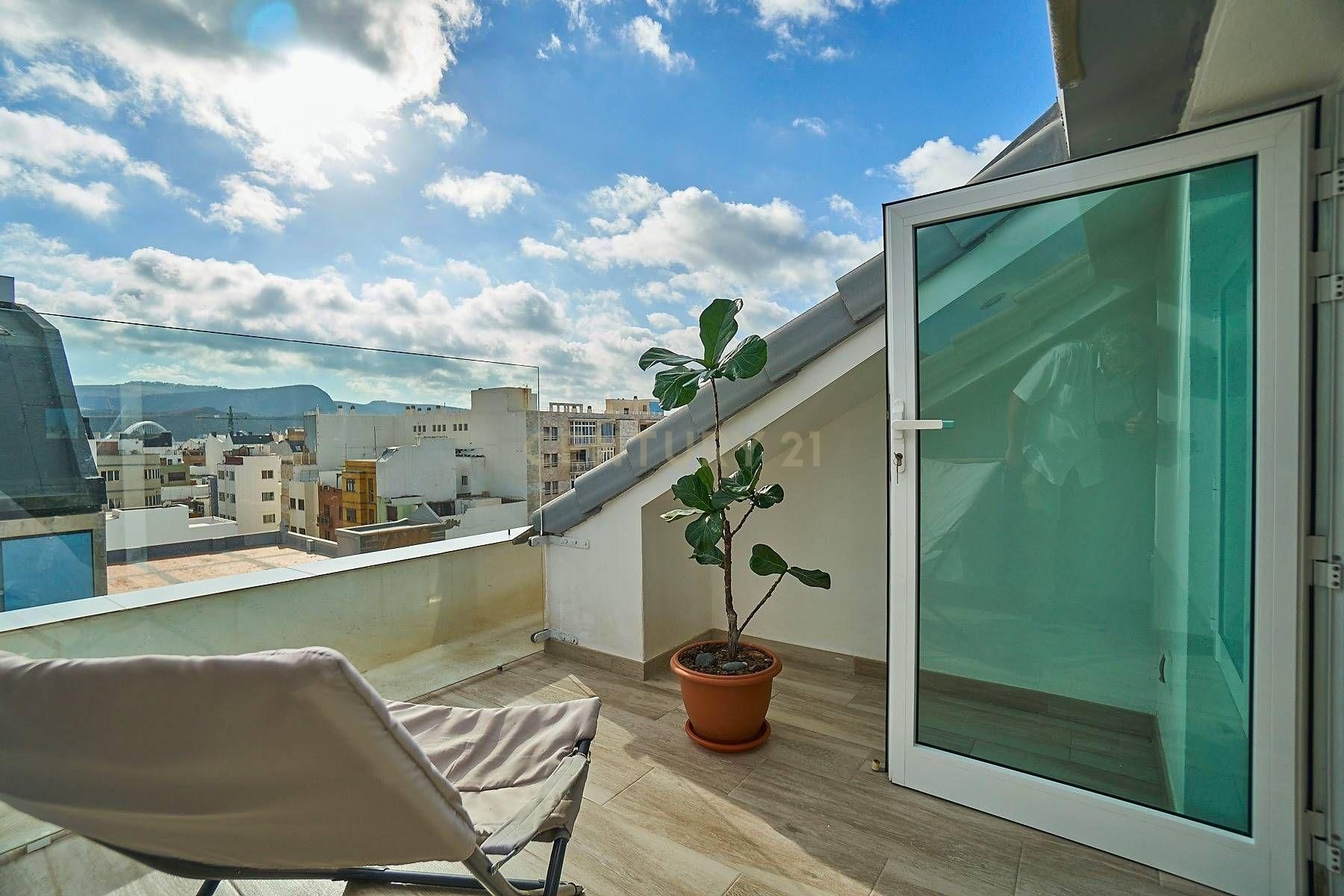 Terraza de Ático de alquiler en Las Palmas de Gran Canaria con Aire acondicionado, Trastero y Amueblado