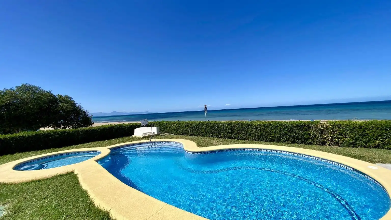Piscina de Àtic de lloguer en Dénia amb Aire condicionat, Calefacció i Jardí privat