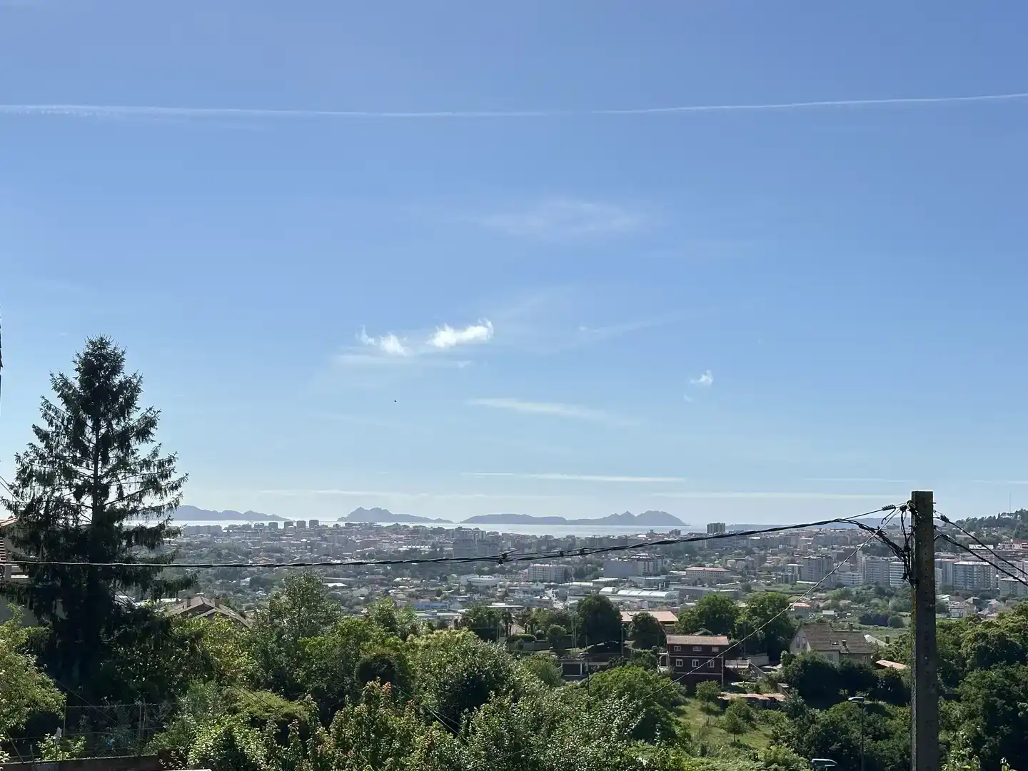 Vista exterior de Casa adosada de lloguer en Vigo  amb Jardí privat, Parquet i Moblat