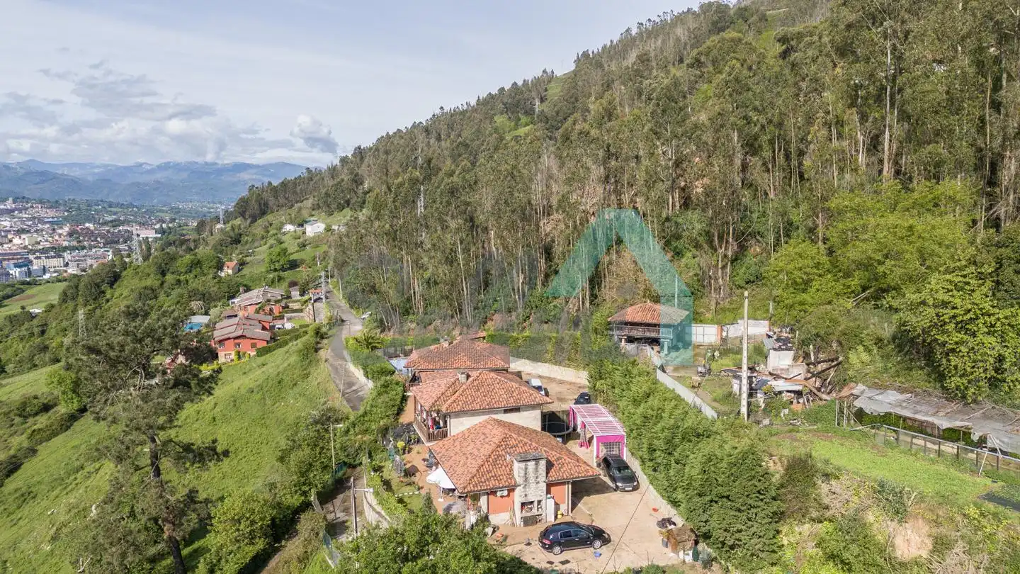 Vista exterior de Casa o chalet en venta en Oviedo  con Calefacción, Jardín privado y Parquet