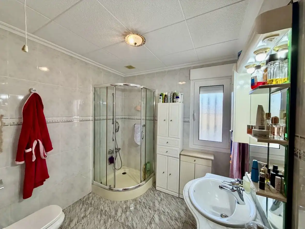 Badezimmer von Haus oder Chalet zum Verkauf in Elche / Elx mit Klimaanlage, Terrasse und Schwimmbad