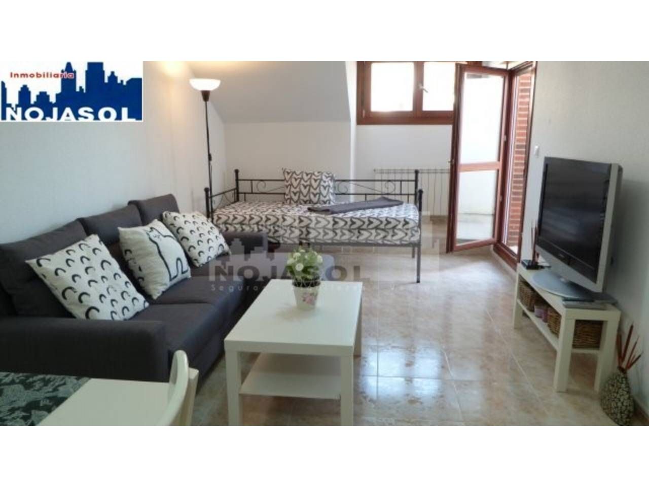 Sala d'estar de Àtic de lloguer en Noja amb Calefacció, Terrassa i Moblat