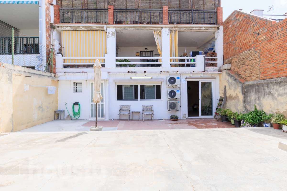 Vista exterior de Planta baixa en venda en Calafell amb Aire condicionat, Calefacció i Jardí privat
