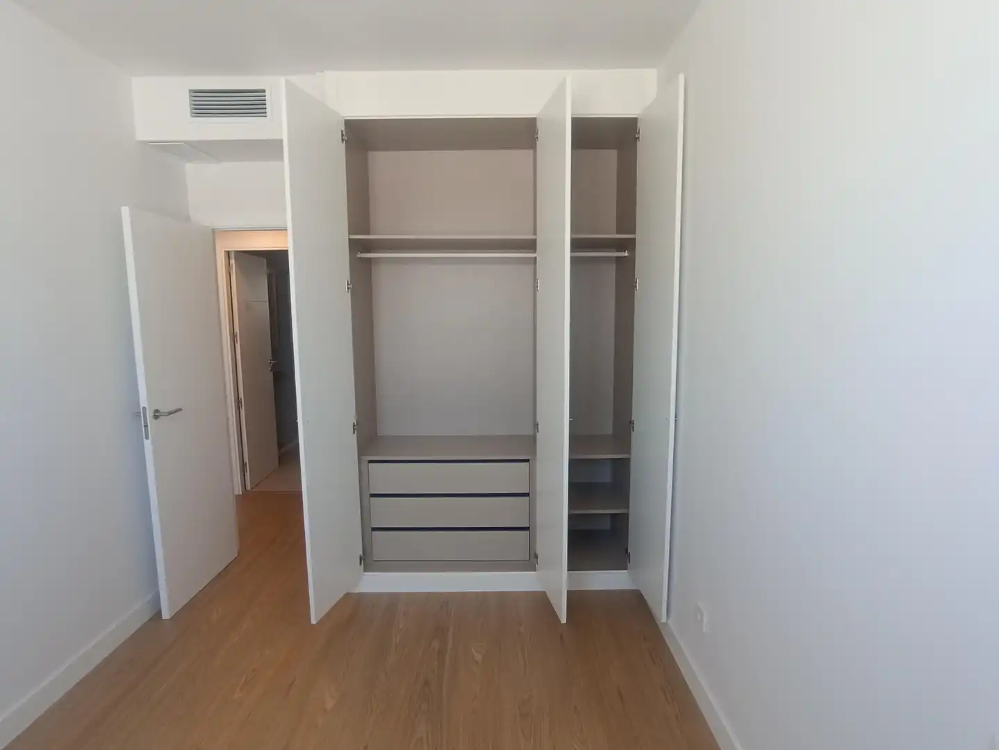 Schlafzimmer von Wohnung zur Miete in Sevilla mit Klimaanlage, Terrasse und Abstellraum