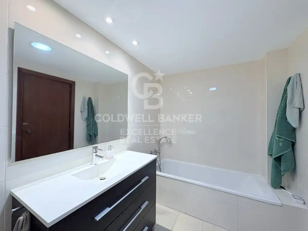 Bathroom of Flat for sale in Valencia  with Air Conditioner and Terrace
