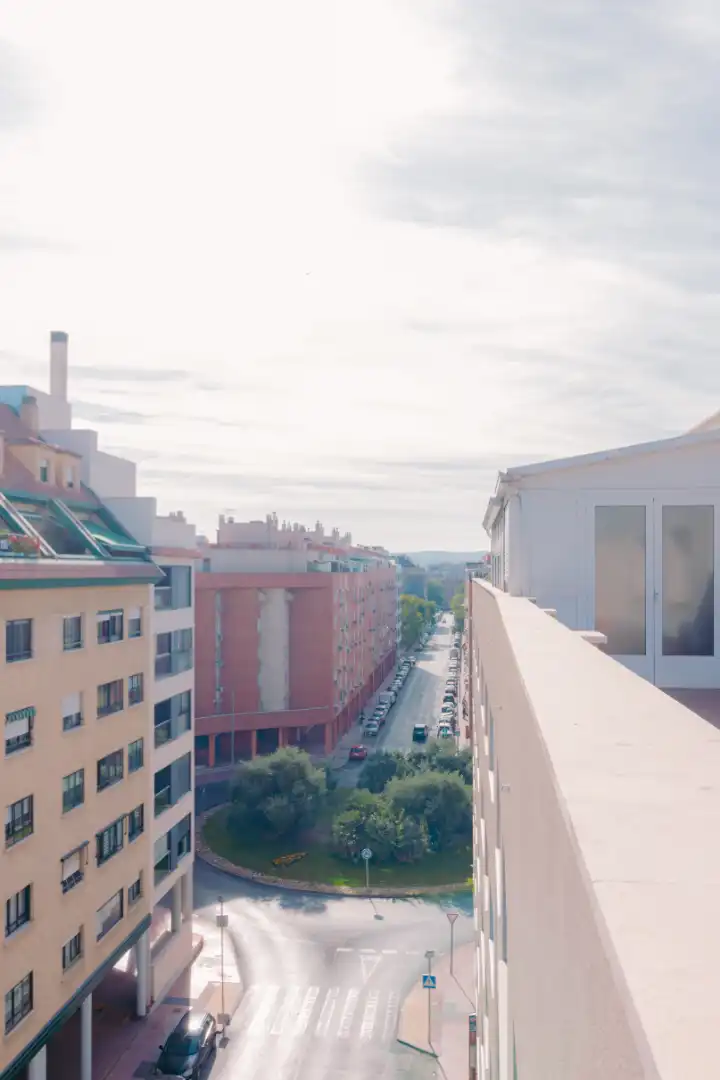 Vista exterior de Àtic en venda en Alcalá de Henares amb Jardí privat, Terrassa i Alarma