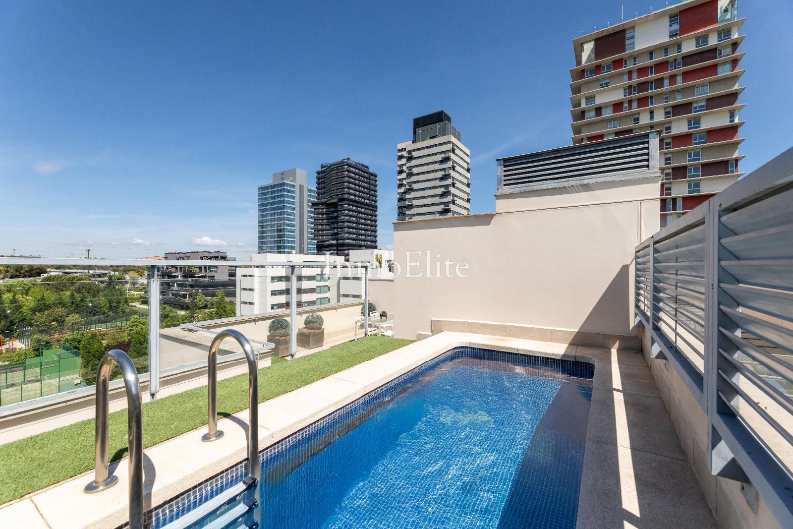 Swimming pool of Flat for sale in  Madrid Capital  with Air Conditioner, Heating and Terrace