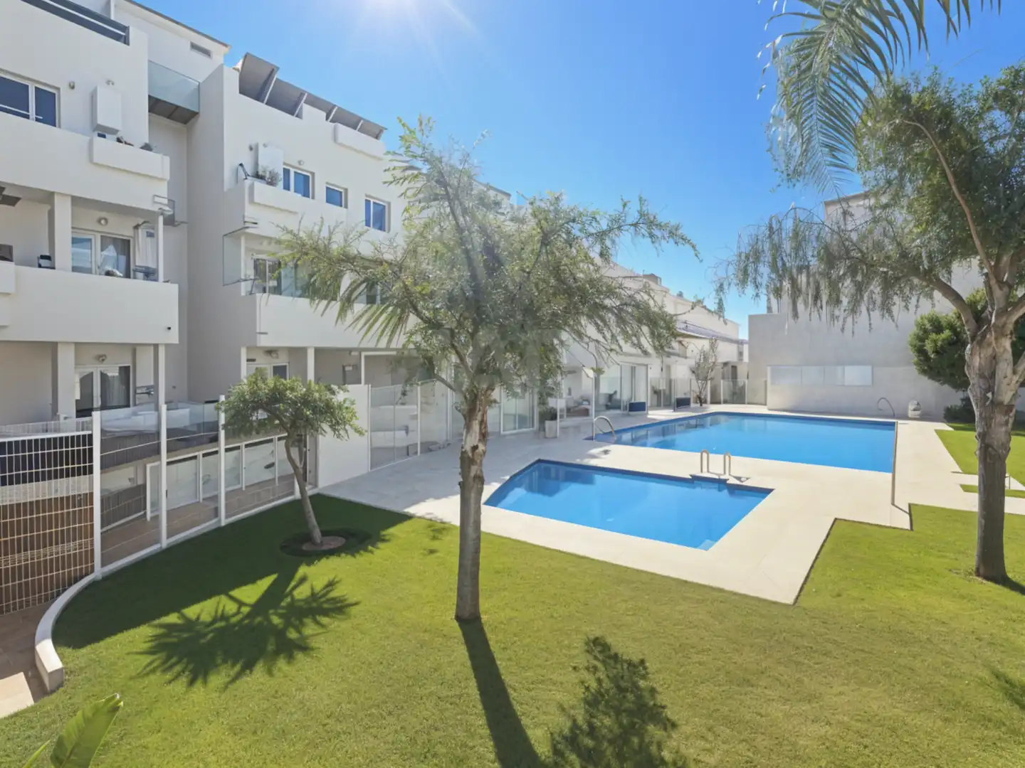 Swimming pool of Flat for sale in Estepona  with Air Conditioner, Heating and Terrace