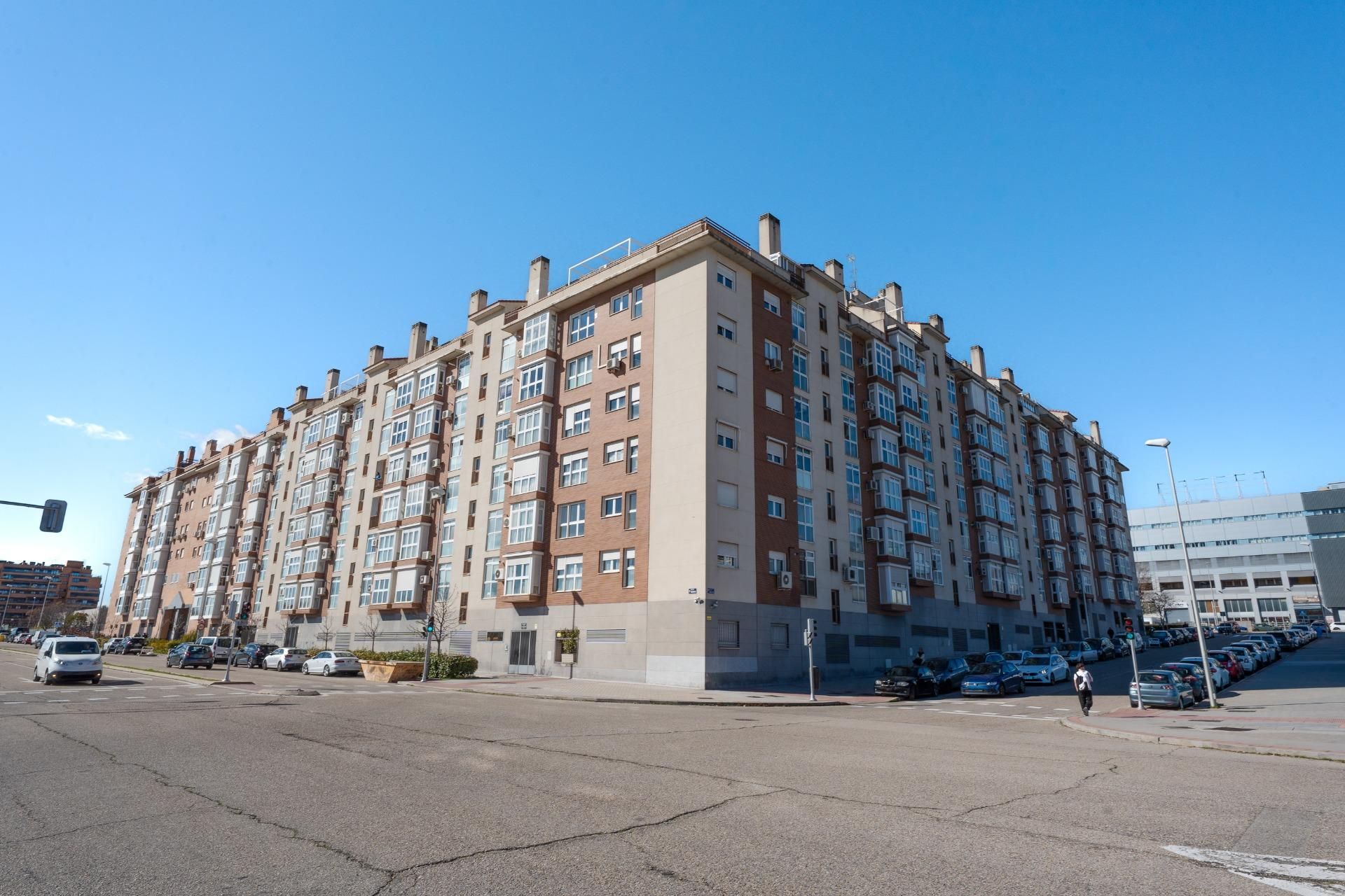 Vista exterior de Pis en venda en  Madrid Capital amb Jardí privat, Terrassa i Traster