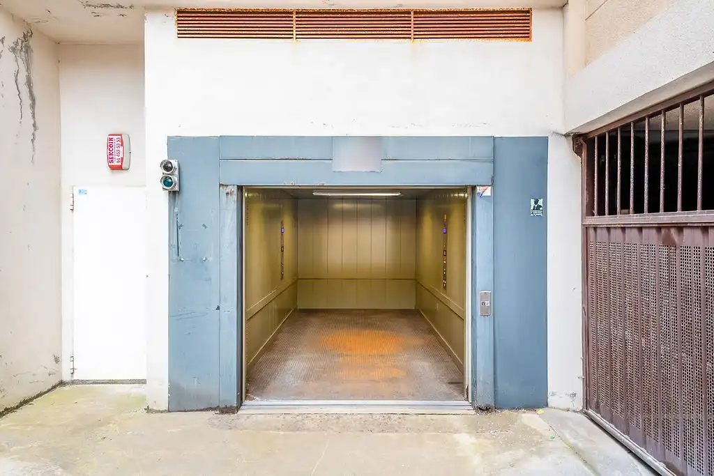 Garage for sale in Sopela