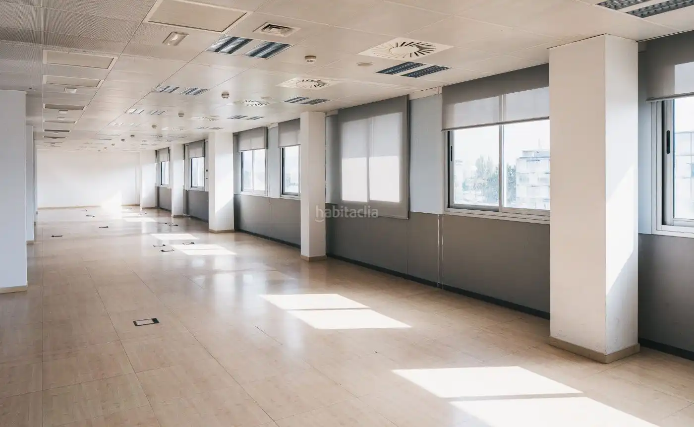 Bureau avec ascenseur à louer à Avinguda les Garrigues 46