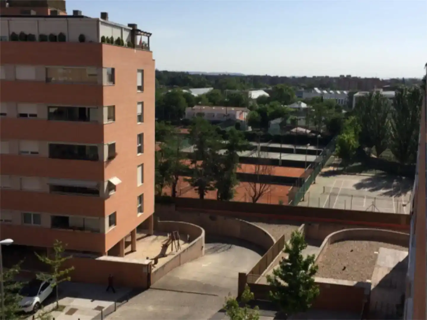 Außenansicht von Garage zum Verkauf in Barajas