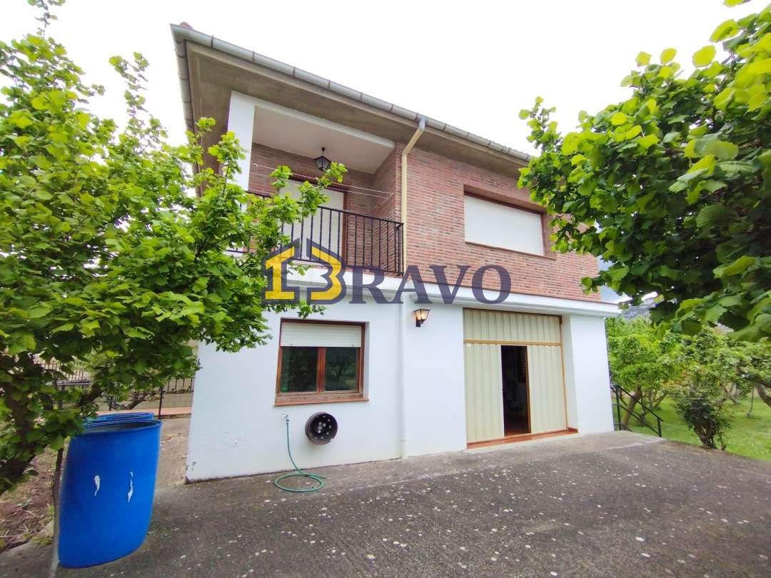 Vista exterior de Casa o xalet en venda en Merindad de Montija amb Calefacció, Jardí privat i Terrassa