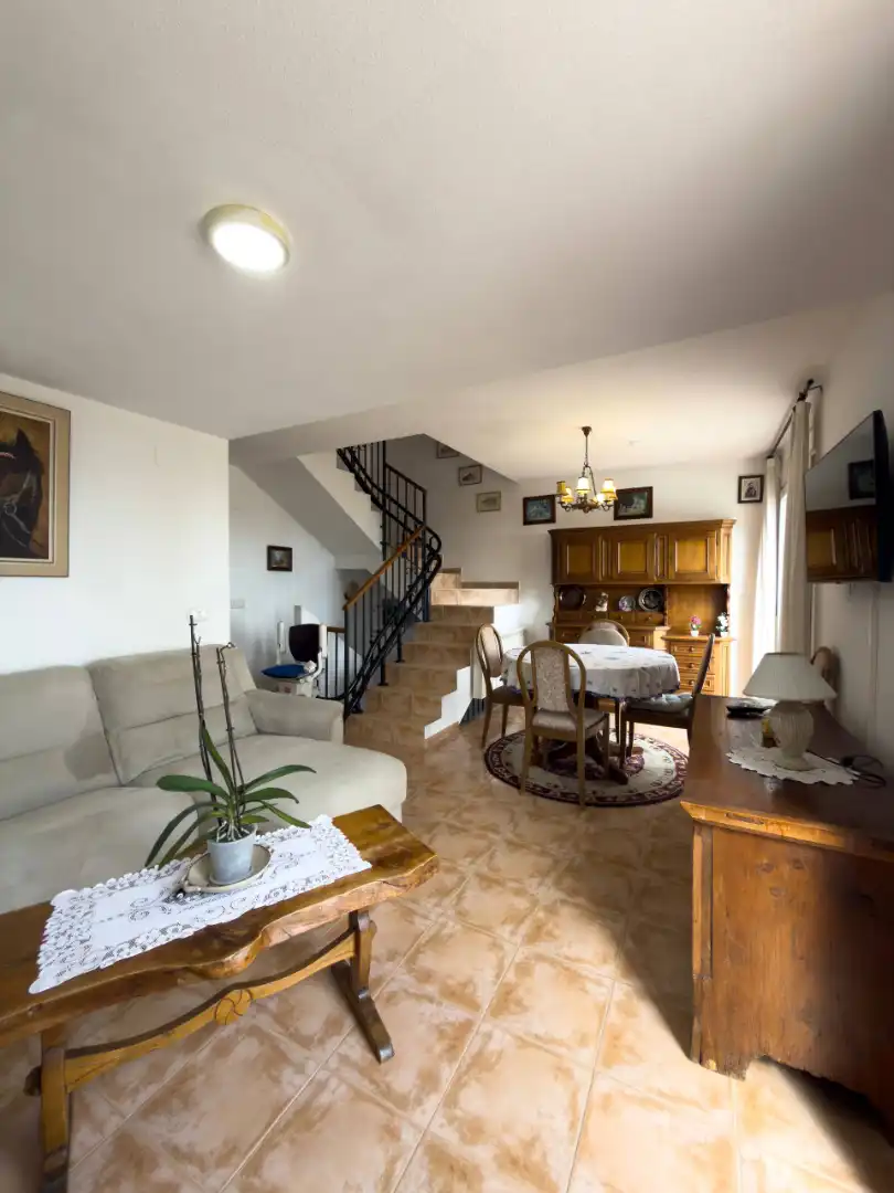 Sala d'estar de Casa adosada en venda en Calpe / Calp amb Aire condicionat, Terrassa i Moblat