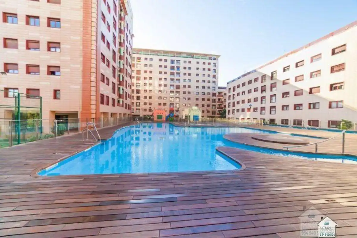 Piscina de Pis de lloguer en  Sevilla Capital amb Aire condicionat, Parquet i Moblat