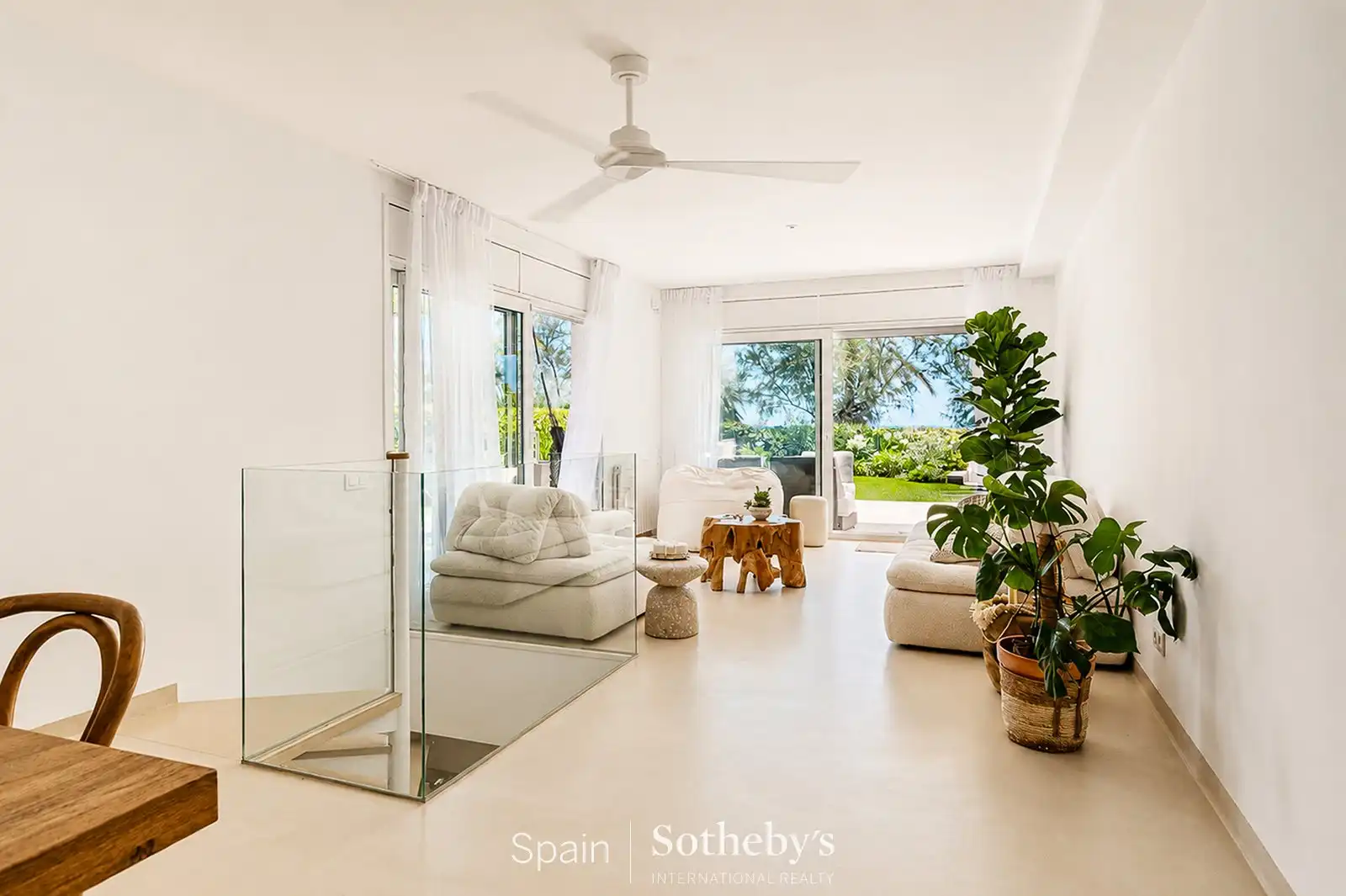 Wohnzimmer von Wohnungen zum Verkauf in Sitges mit Klimaanlage, Heizung und Privatgarten