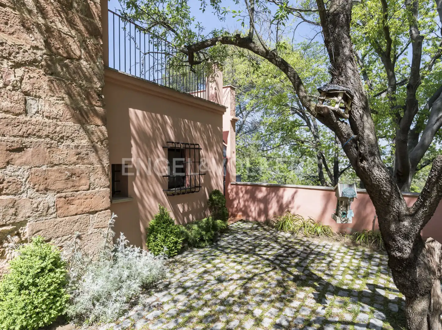 Garden of Buildings for sale in Gelida