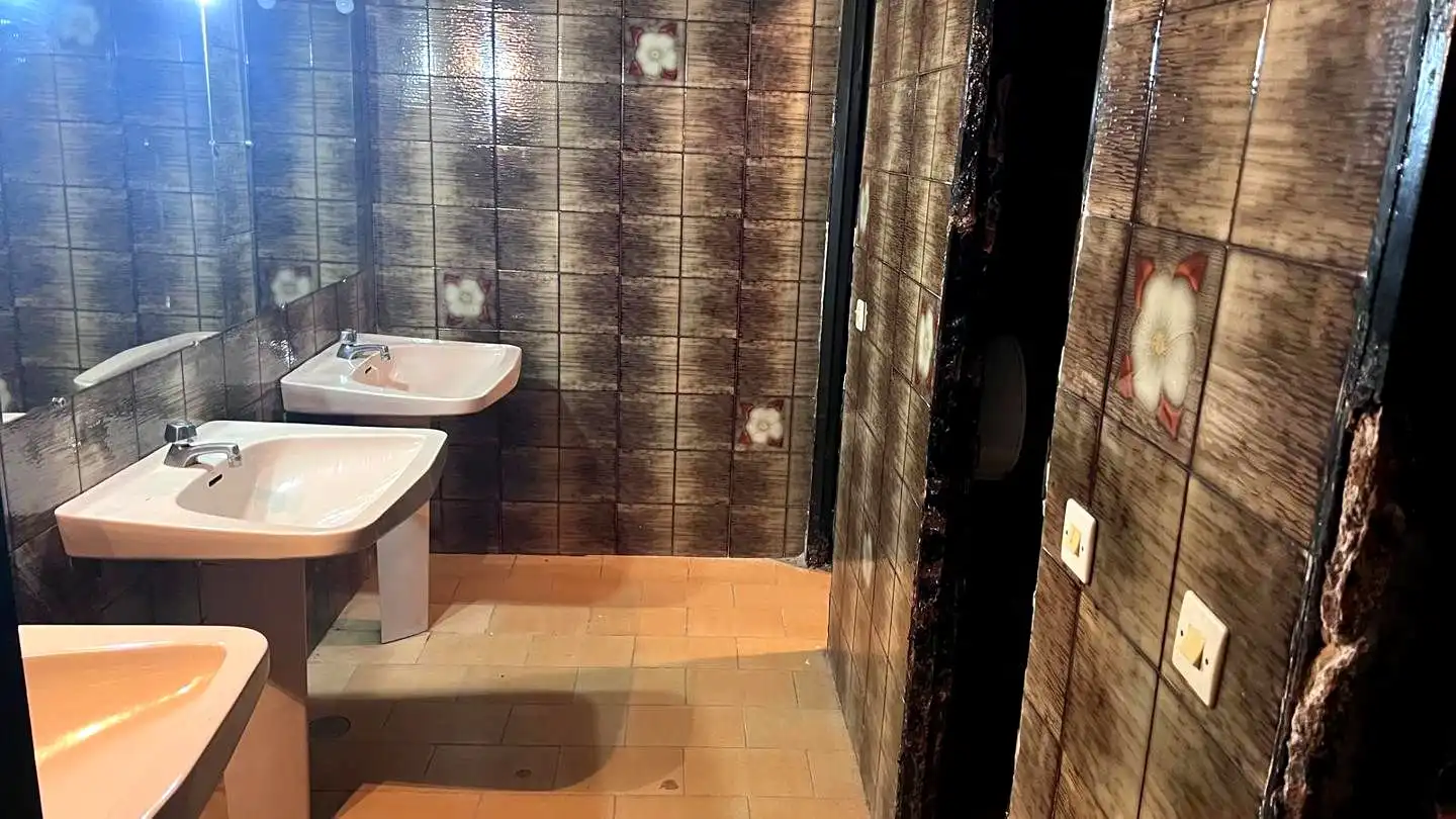 Badezimmer von Geschaftsraum zur Miete in Villar del Olmo mit Klimaanlage