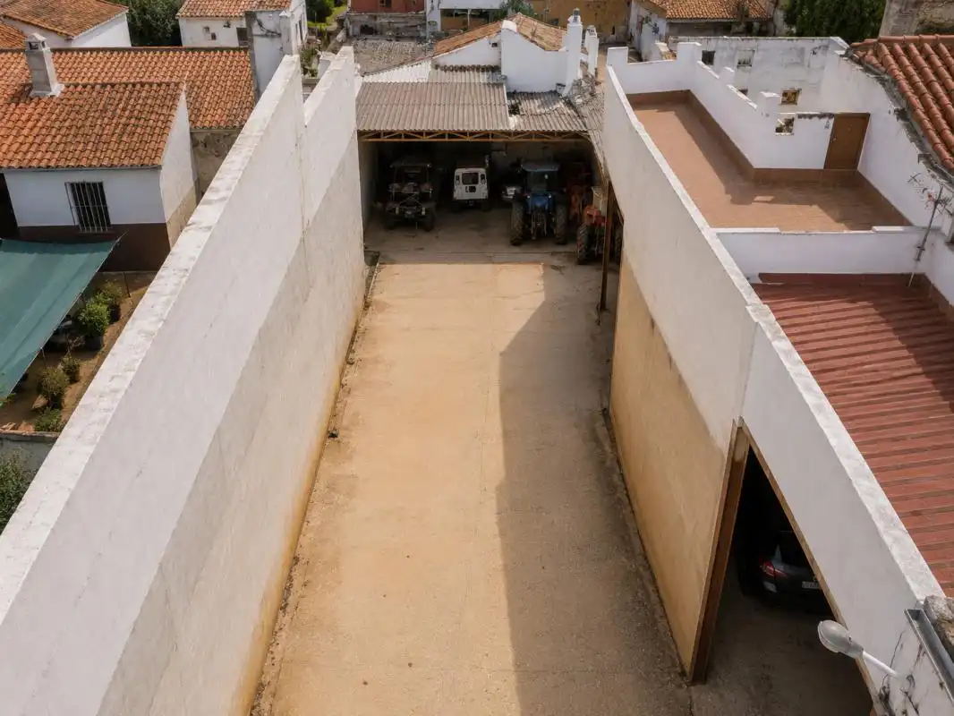 Aparcament de Casa adosada en venda en Valdepeñas amb Calefacció, Terrassa i Traster